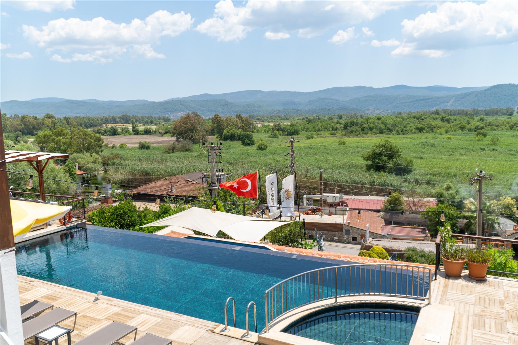 Lotus Hotel — dış görünüm